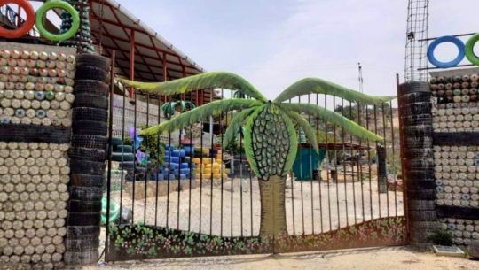 Construyen escuela con botellas y llantas en El Progreso