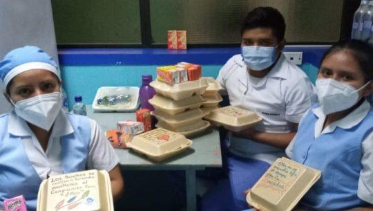 Jovenes-donan-alimentos-a-medicos-del-Hospital-General