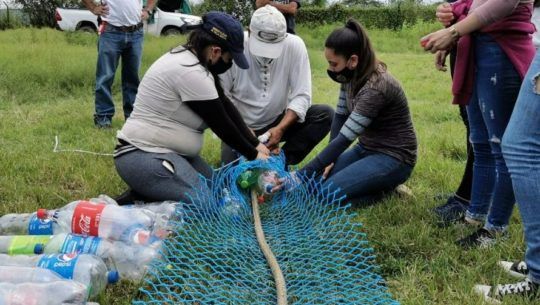 Jóvenes participan en elaboración de biobarda para cuidar el Lago de Amatitlán