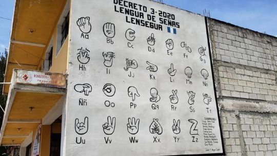 inauguran-primer-mural-lengua-senas-guatemala-chimaltenango