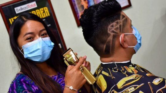 Lady Barber, la joven guatemalteca de Quetzaltenango que destaca por su pasión por la barbería