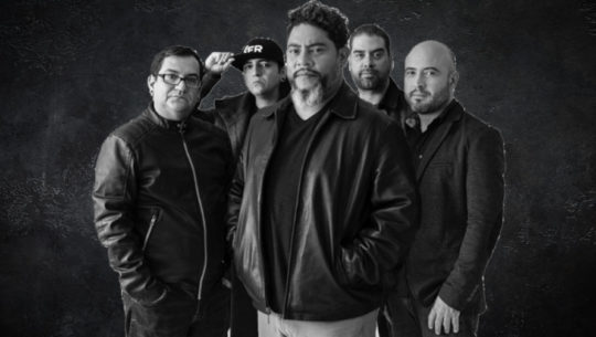 Noche de Stand Up y Los Miseria Cumbia Band