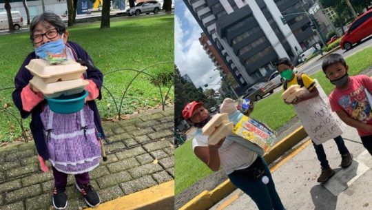 Voluntarios guatemaltecos de Cocinemos Guate donaron alimentos a personas de la calle