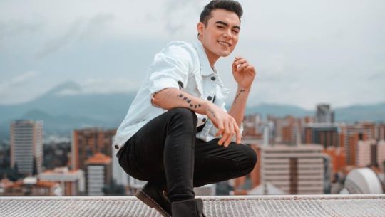 dennis-arana-gano-premio-mejor-artista-latino-foco-awards-2020-espana