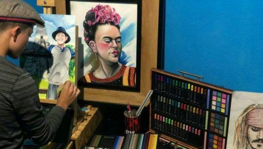 Artista Ángel Moscoso realiza y vende dibujos para ayudar a familias guatemaltecas