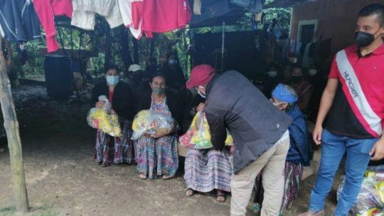 Erick Barrondo ayudó a familias guatemaltecas de Alta Verapaz por la depresión tropical ETA