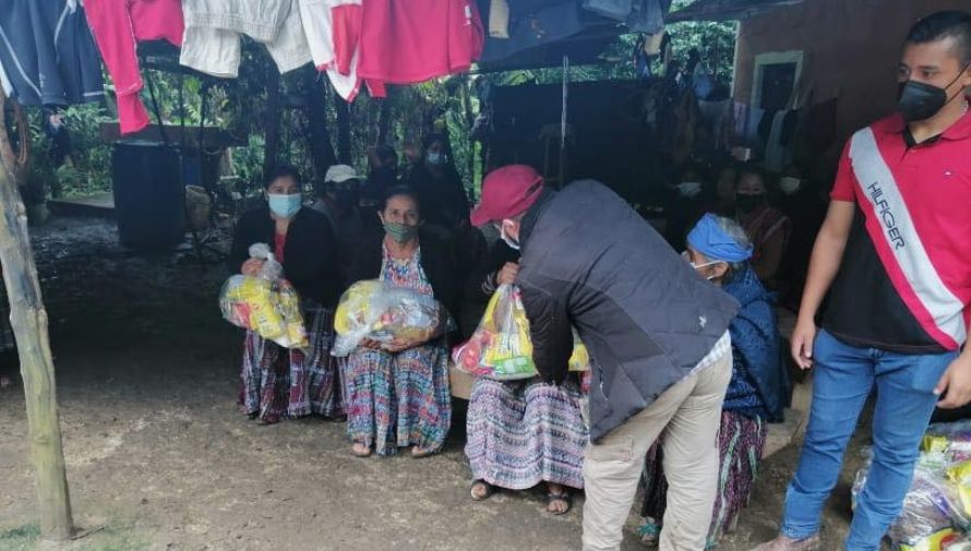 Erick Barrondo ayudó a familias guatemaltecas de Alta Verapaz por la depresión tropical ETA