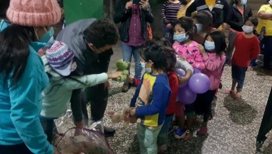 Hermanos guatemaltecos Luther Juárez donaron sus peluches a familias de albergue en Cobán