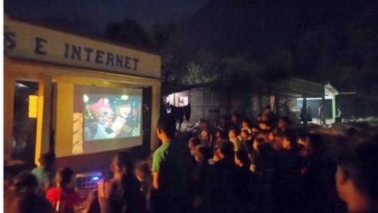 Maestro Josué Suram de Alta Verapaz organizó noche de películas para niños en albergue