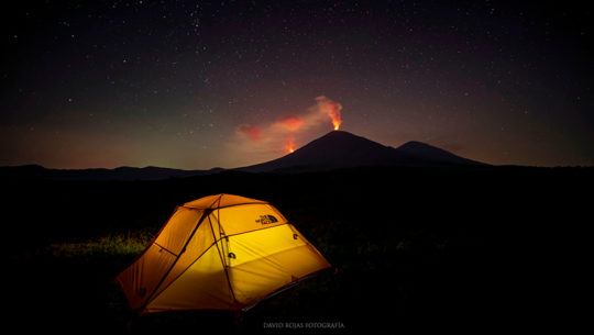Nueva fisura del volcán Pacaya, tienda de campaña - Fotografía David Rojas
