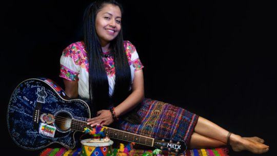 guatemalteca-desarrolla-investigacion-geometria-guipiles-mayas