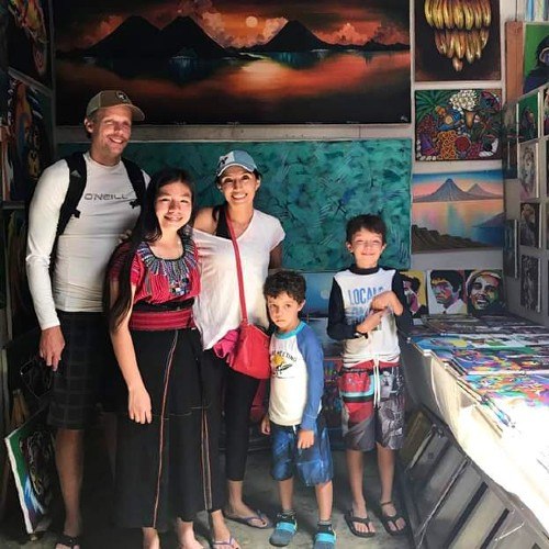 joselyn-cholotio-artista-hace-impresionantes-pinturas-san-juan-la-laguna-emprendimiento-proyectos-embarcadero-cooperativas