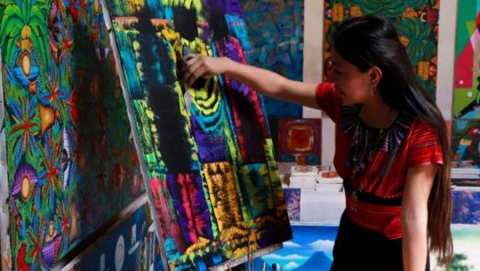joselyn-cholotio-artista-hace-impresionantes-pinturas-san-juan-la-laguna-guatemala