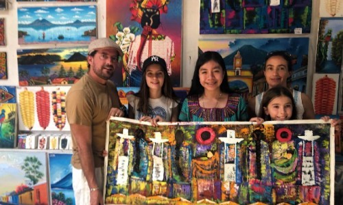 joselyn-cholotio-artista-hace-impresionantes-pinturas-san-juan-la-laguna-habilidades-emprendimientos