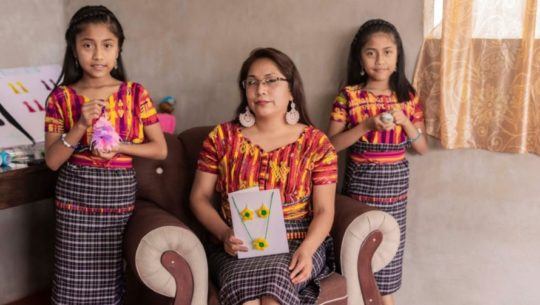 raquel-perez-emprendio-negocio-aretes-hechos-crochet-san-juan-sacatepequez