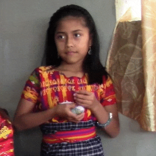 raquel-perez-emprendio-negocio-aretes-hechos-crochet-san-juan-sacatepequez-hijas