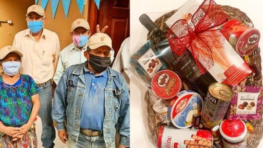 Abuelitos heladeros venden canastas navideñas