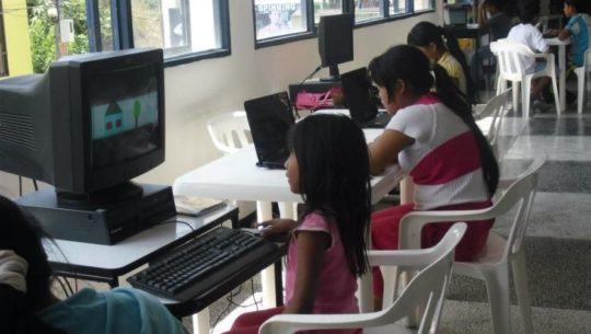 Asociación guatemalteca busca llevar minibiblioteca y servicio de internet a una comunidad