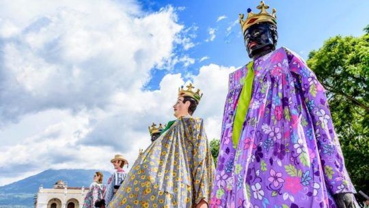 El tradicional baile de los cabezones de Antigua Guatemala - Foto Lucy Brown