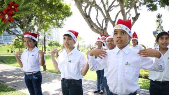 Niños de curso de vacaciones interpretaron Rodolfo el Reno en Lengua de Señas