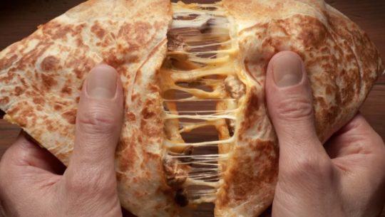 Taco Bell trae nueva Quesadilla Doble Carne Asada a guatemaltecos por tiempo limitado