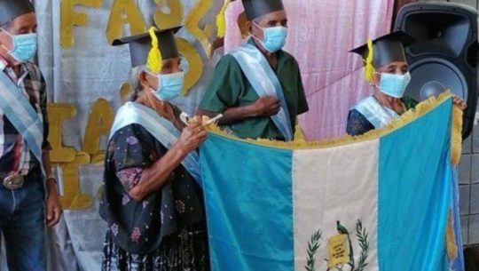 abuelitos-guatemaltecos-graduaron-sexto-primaria-estor-izabal