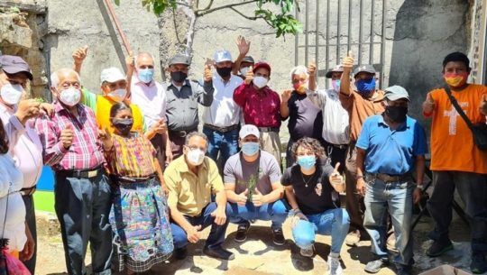 Descripción de la foto - Abuelitos Heladeros posando para una foto grupal - crédito Abuelitos Heladeros