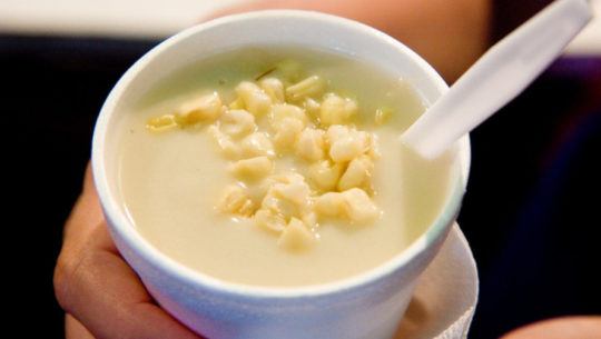El atol de elote que se prepara de manera artesanal en Guatemala