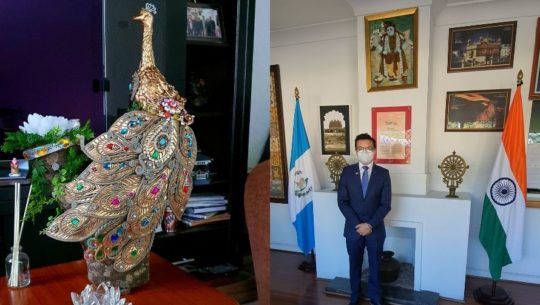 Escultor guatemalteco Daniel Rivera presentó escultura del Ave Nacional de la India