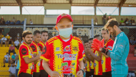 Esdras Antonio Sosa cumplió su sueño de conocer a los jugadores del Zacapa-Tellioz