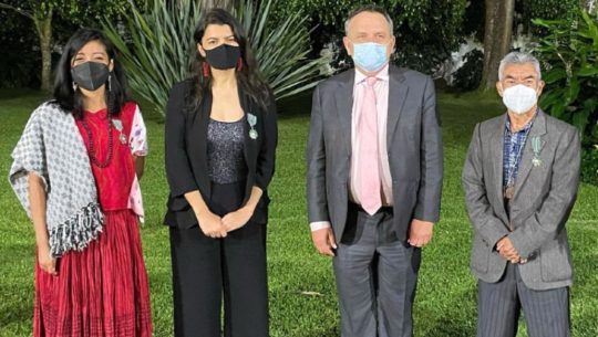 guatemaltecos-condecorados-orden-artes-letras-francia-guatemala-embajada