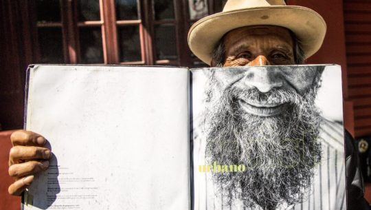 luis-fernando-barreda-artista-vende-pinturas-sexta-avenida-ciudad-guatemala