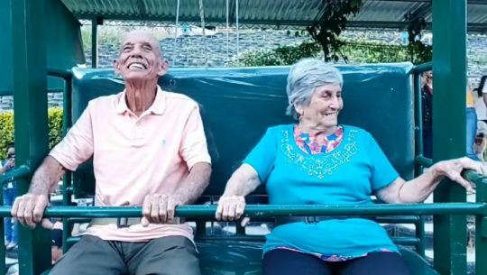 ovidio-tobar-elvira-arriaza-dos-abuelitos-disfrutaron-columpio-mas-grande-guatemala