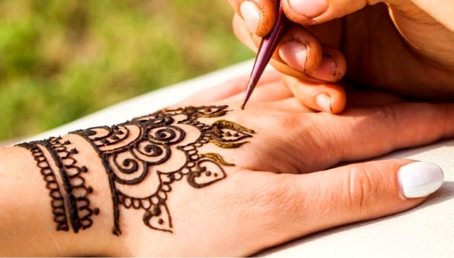 Tatuajes temporales de henna por el Día del Cariño Febrero 2021