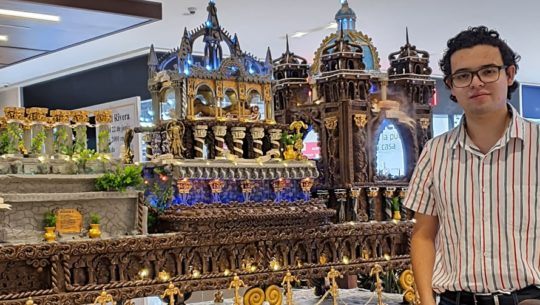 El quetzalteco Daniel Rivera hizo una réplica gigante en plastilina de anda procesional