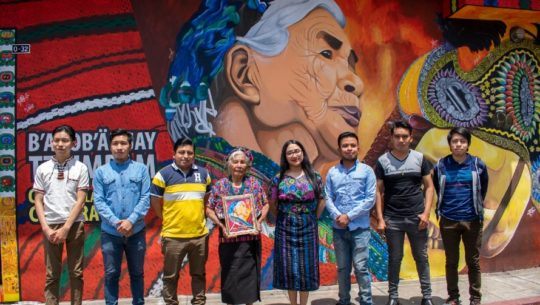 artistas-pintaron-mural-honor-melecia-jutzuy-bordadora-guipiles-sumpango