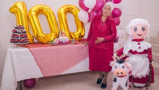Así celebró sus 100 años de edad la huehueteca Indalecia Díaz, mayo 2021