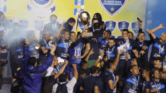 FC Santa Lucía Cotzumalguapa es felicitado por el presidente de la FIFA, Gianni Infantino