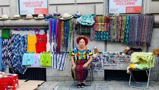 María Tuch y Sara Mendoza, de Santiago Atitlán, expusieron artesanías en Nueva York