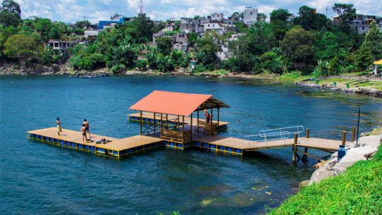 Muelle flotante en Santiago Atitlán Sololá