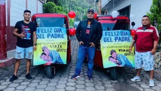 Tuc tucs regalaron viajes gratis a papás guatemaltecos en Santa Rosa, junio 2021