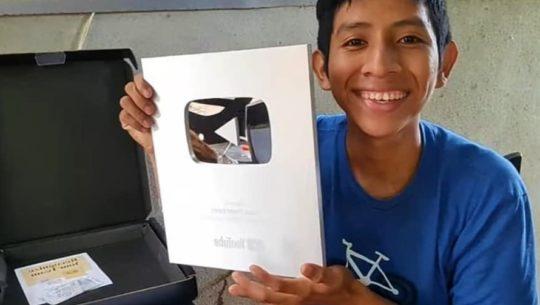 Isaac Pérez López, youtuber guatemalteco obtuvo la placa de los 100 mil suscriptores