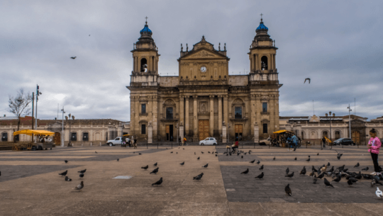 Descripción de la foto para personas con discapacidad visual: Imagen del icónico Arco de Santa Catalina en La Antigua Guatemala. (Crédito: Terry White/Flickr)