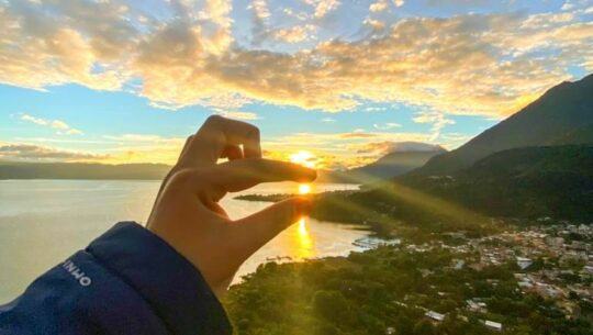 Fotos de cómo se ve el amanecer desde el Mirador Kaqasiiwaan, San Juan La Laguna