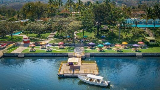 Irtra Amatitlán, un destino con piscinas al aire libre al lado de un lago