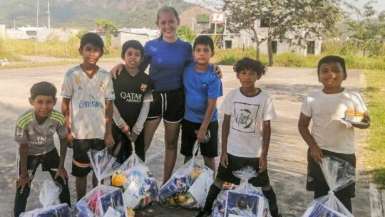 Fundación Olímpica Guatemalteca donación de bolsas navideñas