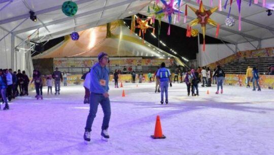 Pista de hielo en el Parque Central de Santa Catarina Pinula