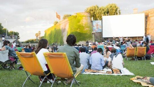Cine al aire libre en Vista Muxbal Plaza Guatemala