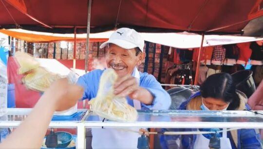Don Batman, el famoso abuelito originario de Momostenango conocido por sus papas fritas