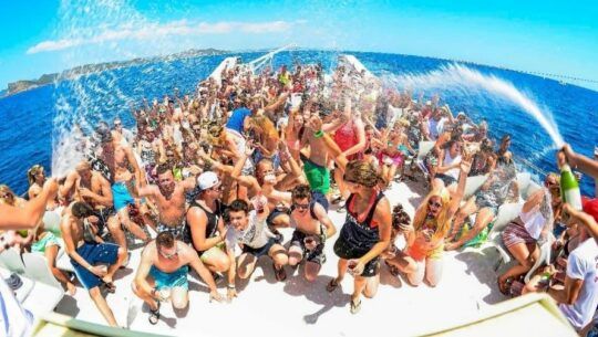 Fiesta de verano en barco en el Lago de Atitlán